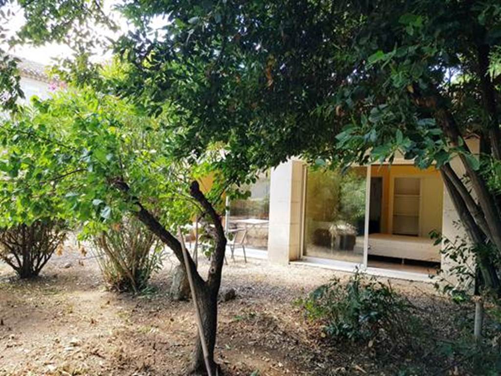 coin-repas-terrasse-cottage-provence