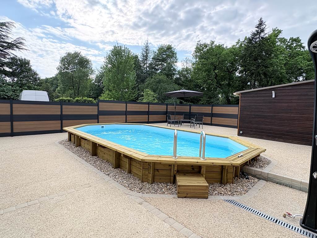 Piscine - transats - salon jardin - parasol