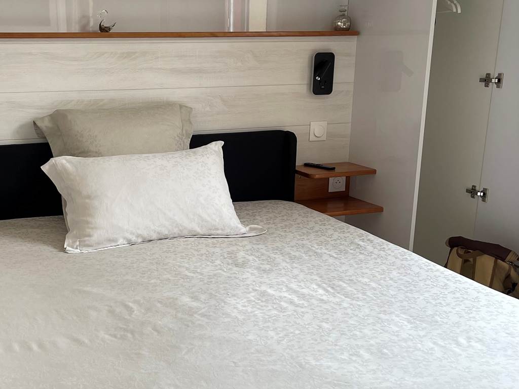 chambre-gabriel-lit-queen-size-mas-des-anges-soussans-margaux-deco-moderne