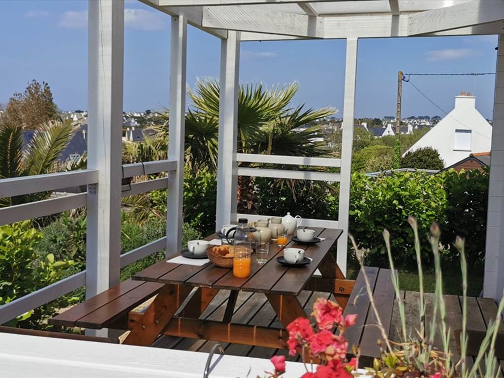 Petit-déjeûner en terrasse au chalet Beniguet, vue sur la Baie de Porspaul à Plouarzel