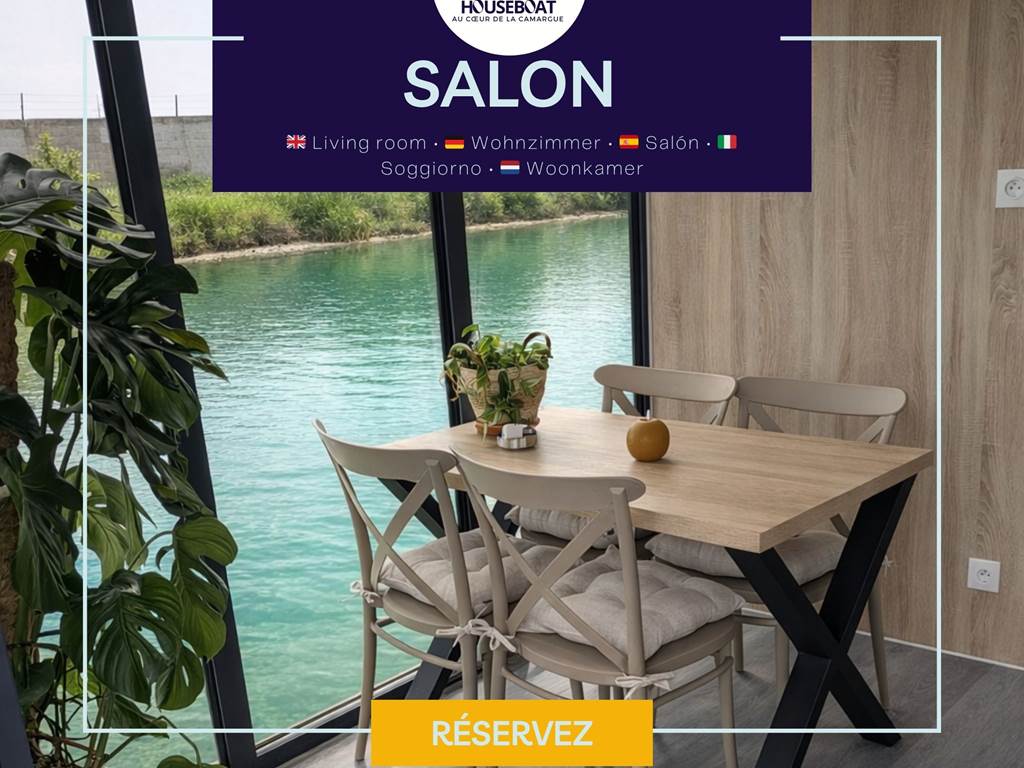 Salon et salle à manger lumineux et confortables, entièrement équipés, offrant un espace de vie convivial avec vue sur l’eau pour partager des moments agréables en toute tranquillité.