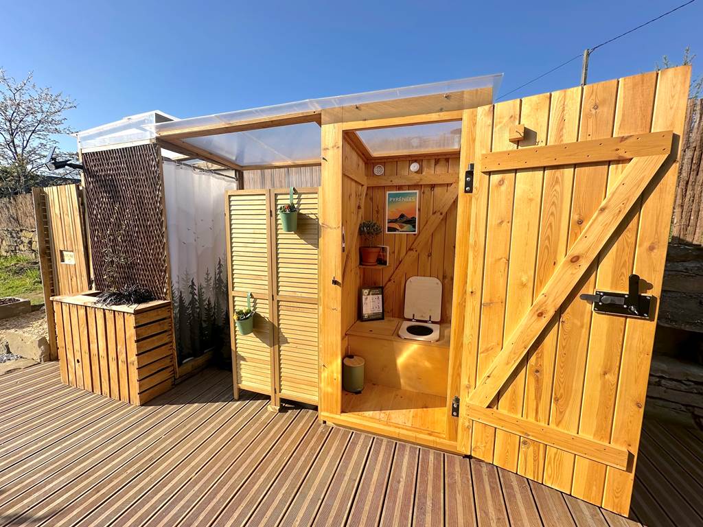 Espace sanitaire abrité à 2m du dôme, avec toilette sèche et douche