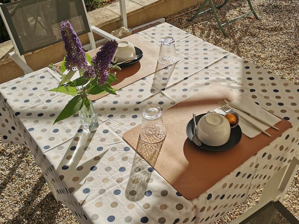 Table petit déjeuner extérieur