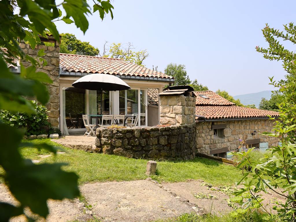 Terrasse avec barbecue du gîte Belle Epine