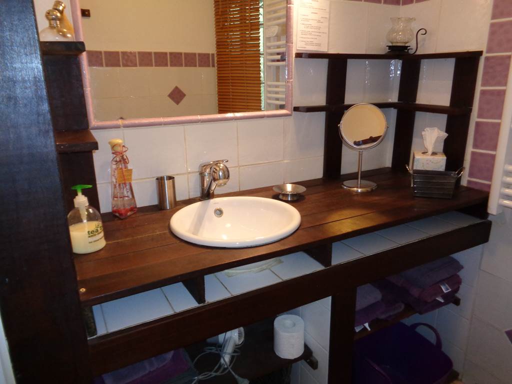 la chambre améthyste : l'espace lavabo