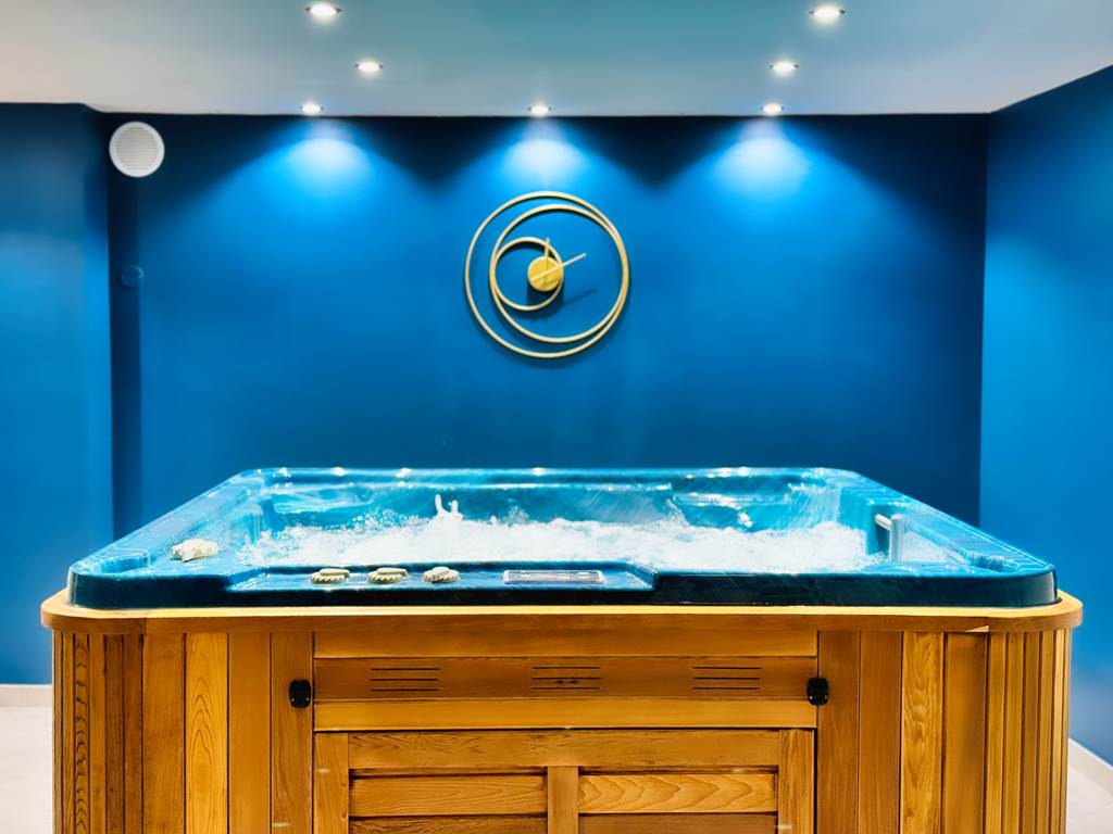 Jacuzzi privatif dans spa intimiste – Spa Le Magnolia