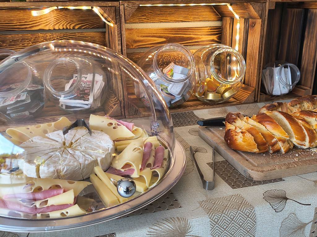 petit-dejeuner-gourmand-maison-d-hotes-la-fleche.jpg