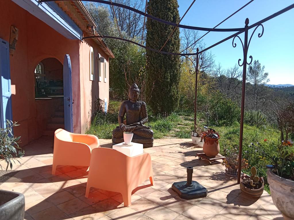 La terrasse et son Boudha