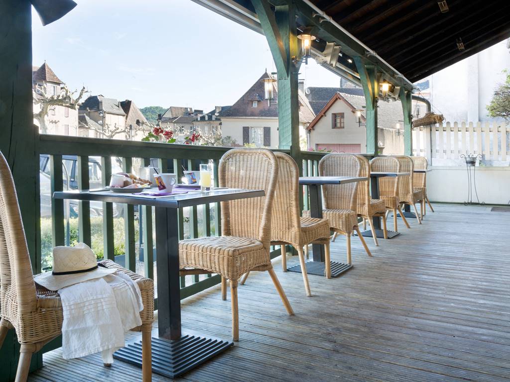 La terrasse Relais de Vellinus Hôtel Beaulieu sur Dordogne