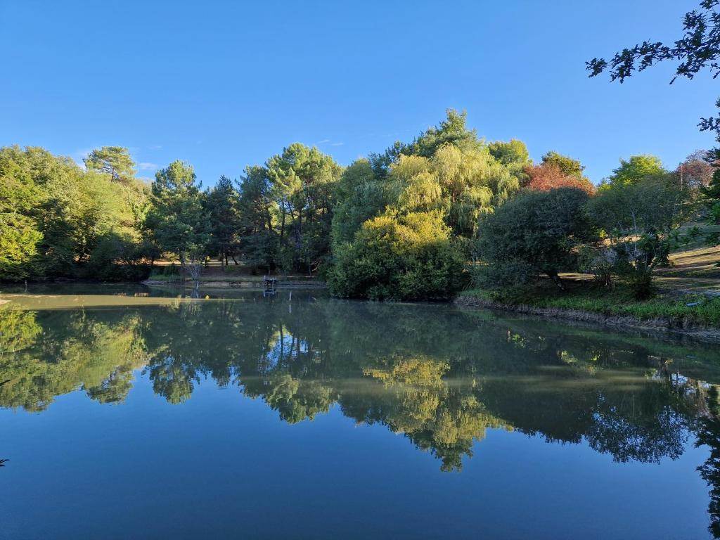 <img src="coucher-soleil-etang-hacienda-soubran.jpg"       alt="Coucher de soleil sur l’étang du domaine L’Hacienda de Soubran"       title="Coucher de soleil et vue panoramique sur l’étang à L’Hacienda de Soubran">