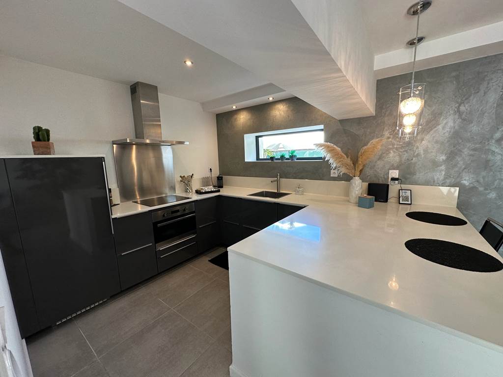 Tout le nécessaire à portée de main dans une cuisine élégante et lumineuse