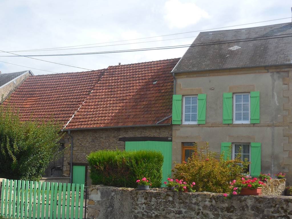 cour intérieure fermée, façade avant de la maison de Joséphine
