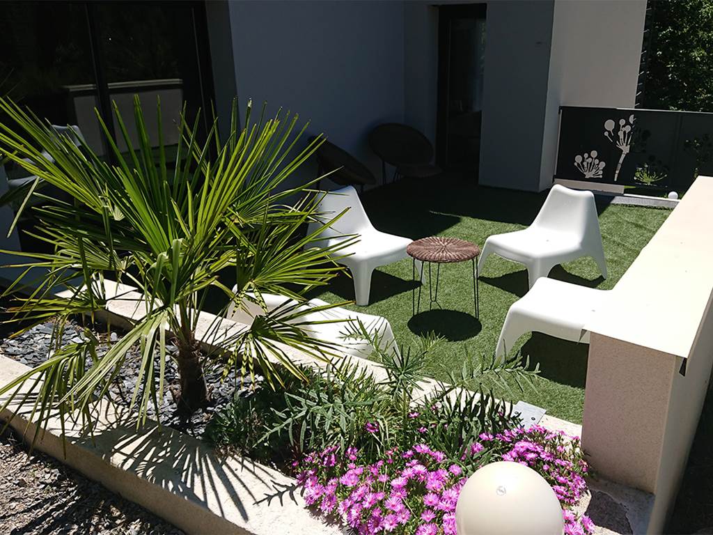 une des 4 terrasses aménagées et fleuries avec bain de soleil pour profiter pleinement de la nature
