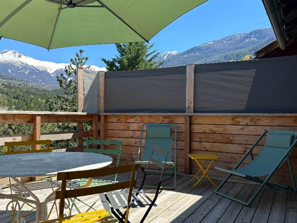 terrasse avec vue montagne  jardin ensoleillé