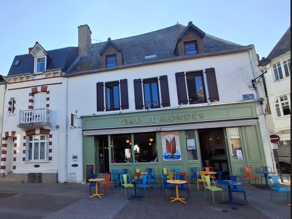 Façade du bar Le Mondés