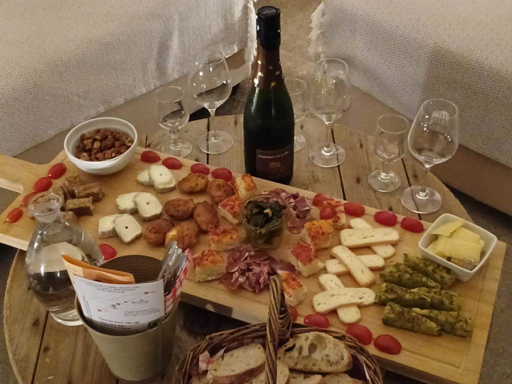 une belle planche charcuterie crudités et fromages