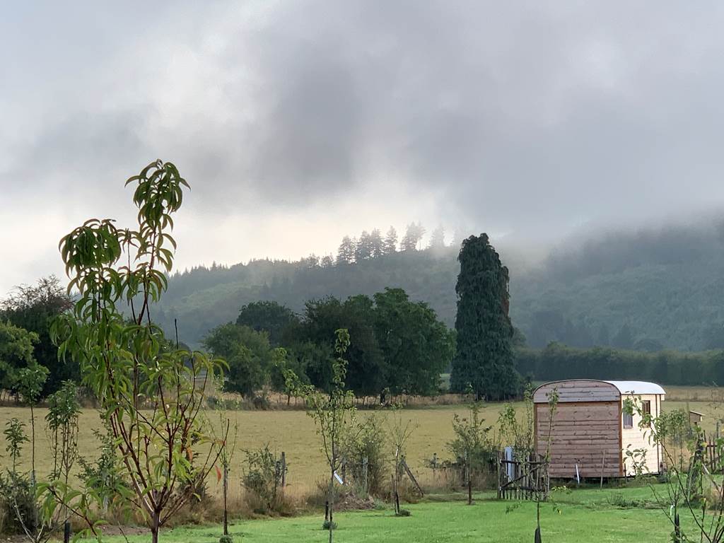 Les terres de la chouette, la roulotte et brume sur le Puy de la Roche