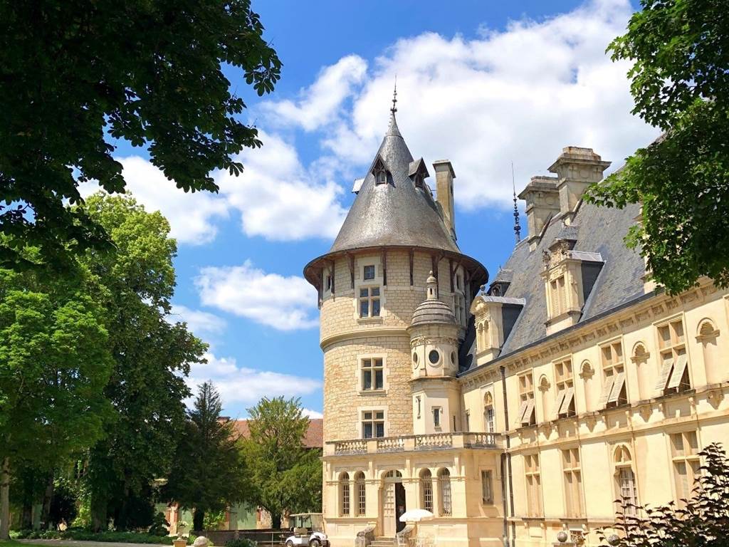 CHATEAU VUE DE L'ENTREE RUE DE L'EGLISE