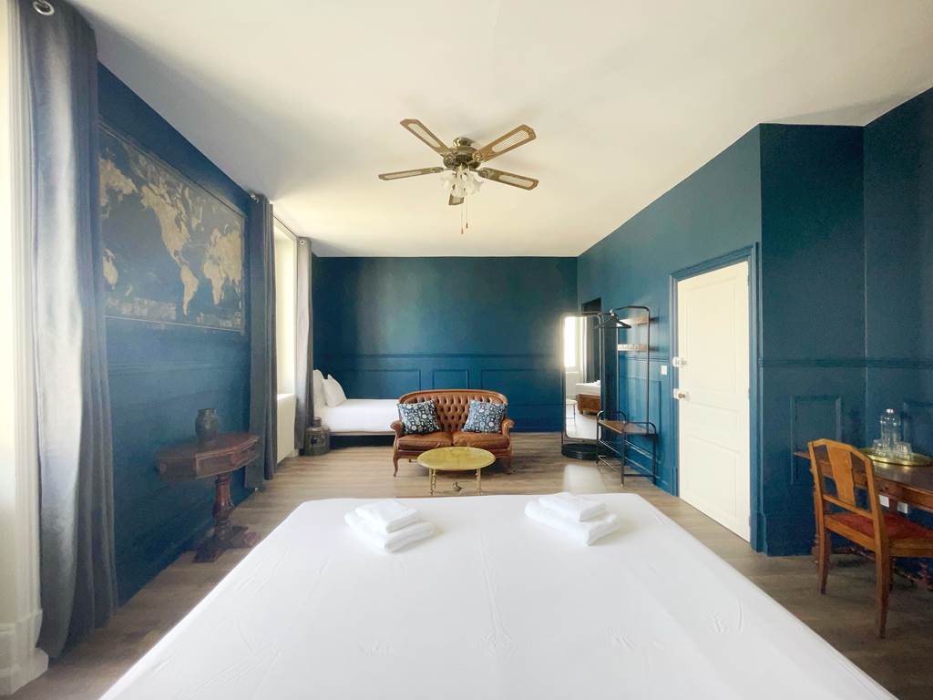 La Maison Voyage 41 - vue du lit King Size - Chambre Jules Verne