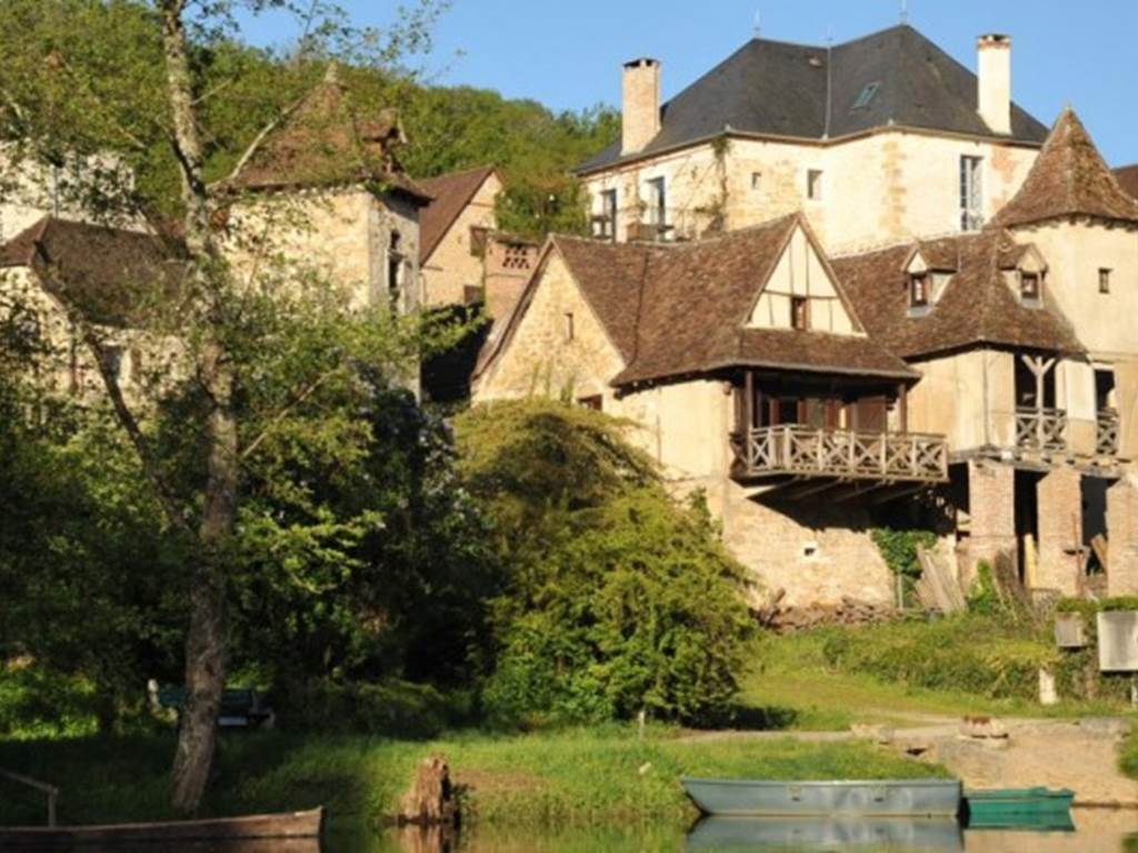 Vue des gîtes depuis la Dordogne