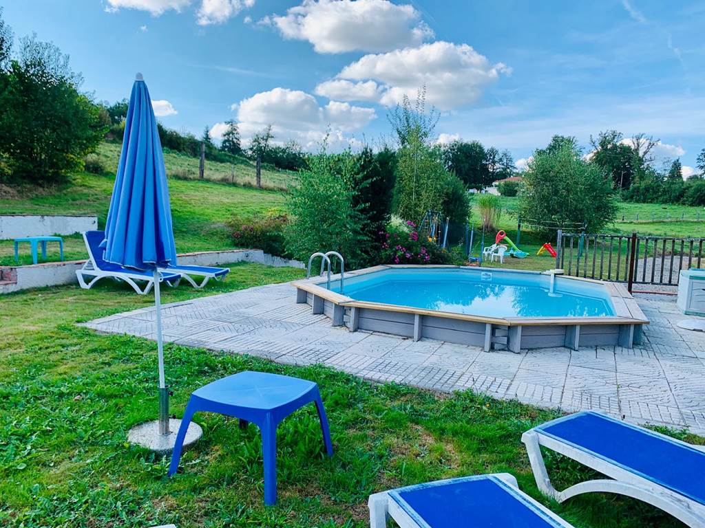 espace piscine et aire de jeux pour enfants