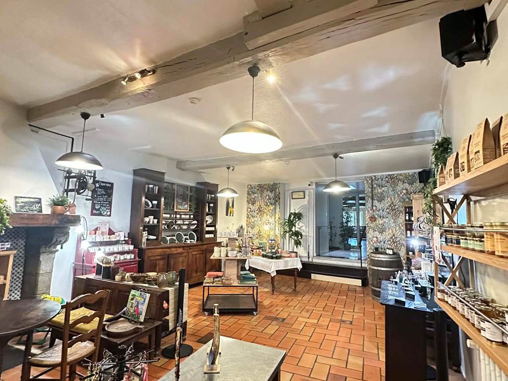 BOUTIQUE DANS LE BAR