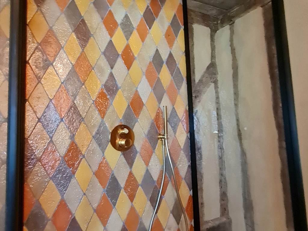 La douche de l'espace sauna du gîte "La Tourelle du château"