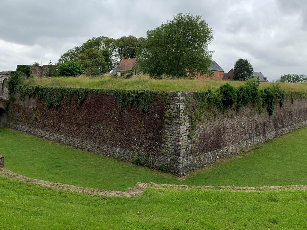 Balade sur les remparts de Montreuil-sur-Mer, joyau historique à découvrir lors de votre séjour dans notre gîte rural du Pas-de-Calais.