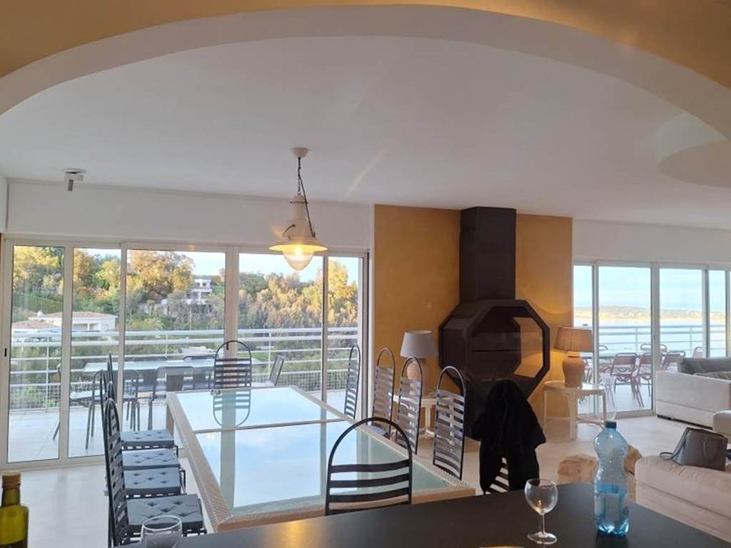 Grande salle à manger ouverte villa Cannes