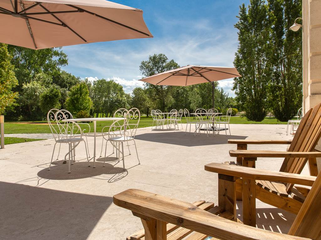 Maison de Jean, chambres d'hôtes de charme en Blaye Côtes de Bordeaux , Château Haut Bourcier avec terrasse panoramique sur le vignoble