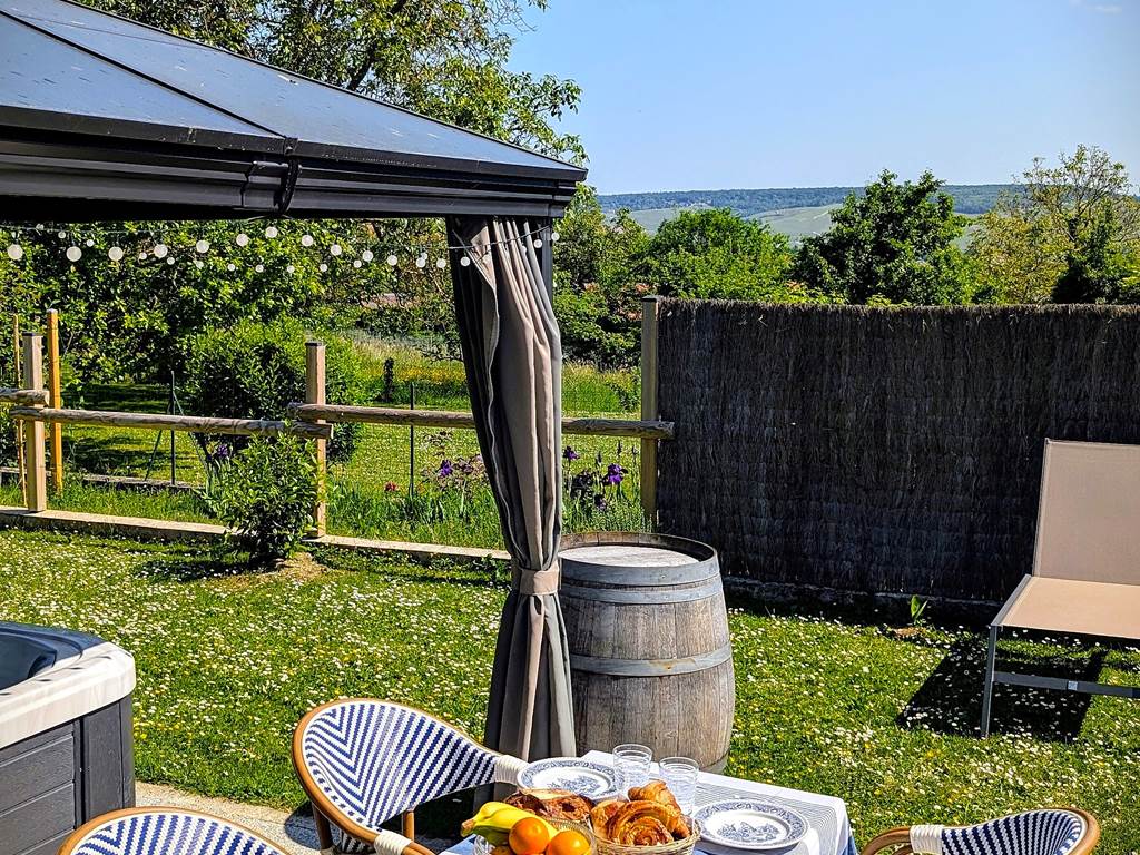 Le Cémarose Jardin Jaccuzzi petit dejeuner