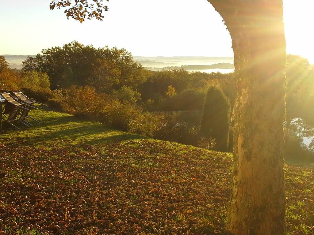 Les bois de Saint-Auvent, terrasse au coucher du soleil