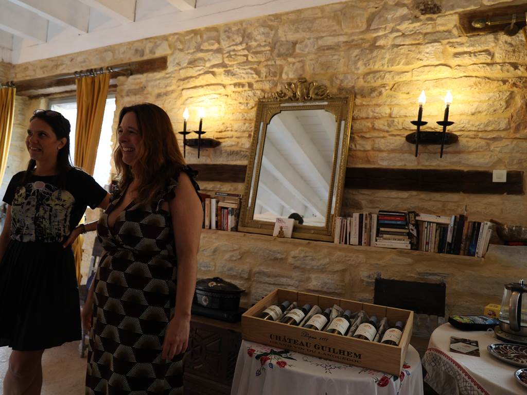 Dégustation de vins locaux au Château de Saint-Chamarand : découvrez les pépites du vignoble du Lot lors de nos moments de partage en terrasse ou au salon.