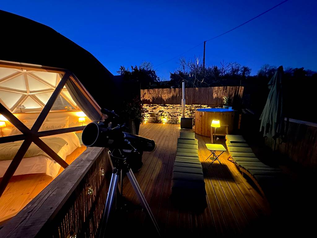 Terrasse avec lumière tamisée à la tombée de la nuit, parfaite pour contempler les étoiles