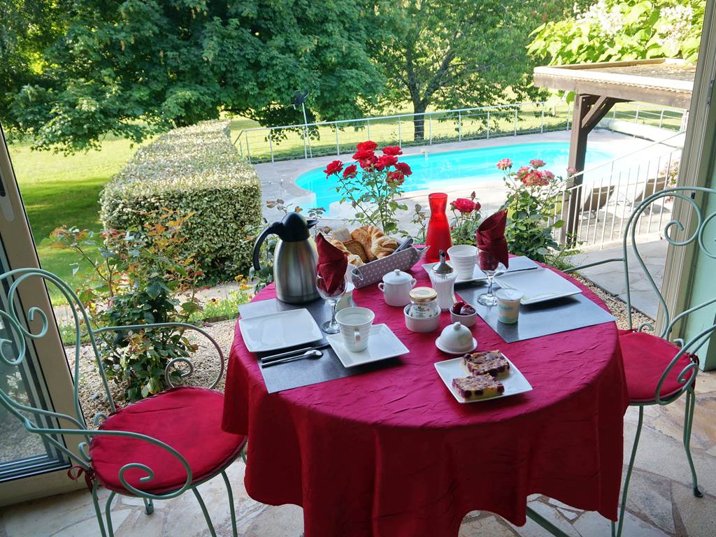 table breakfast piscine veranda dordogne Feuillantines