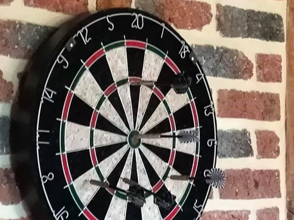 jeu de fléchettes pièce billard