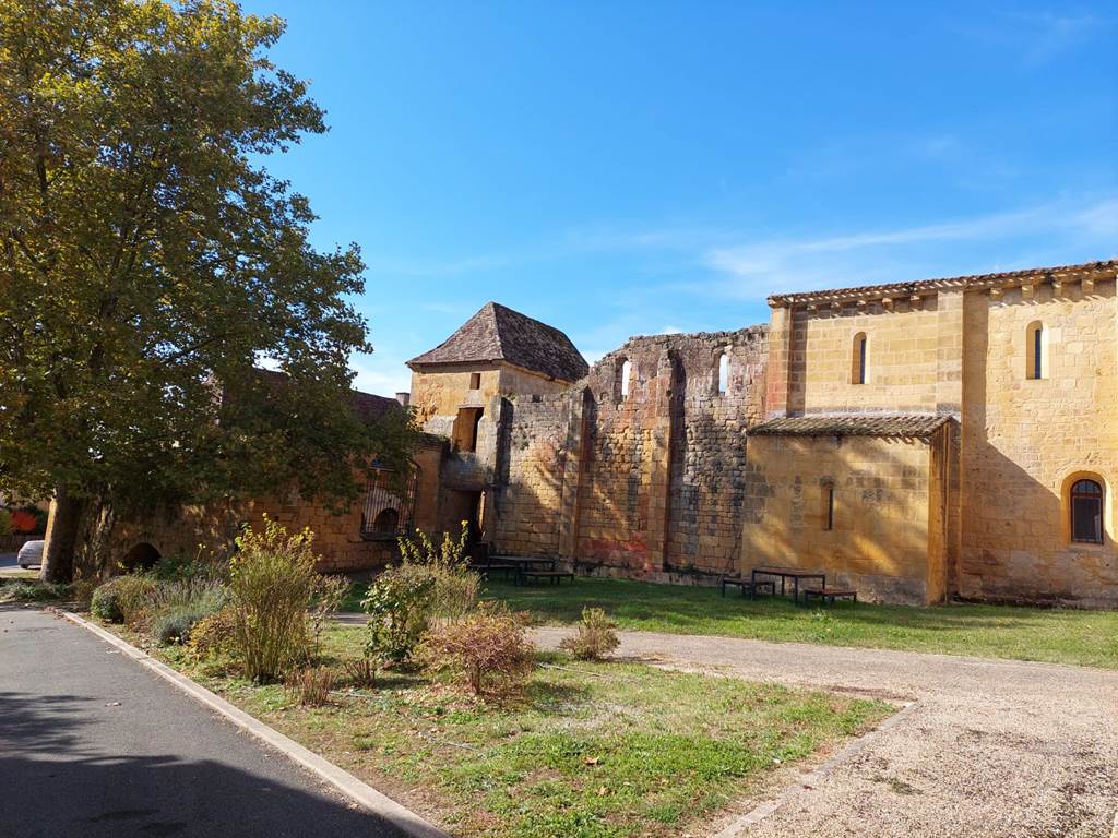 Abbaye située sur  un des chemins de Compostelle