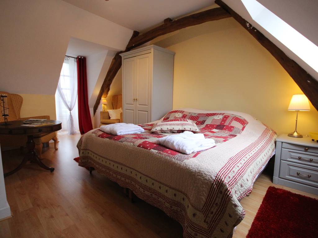 la chambre dahlias avec un lit king size (1,80m/2)