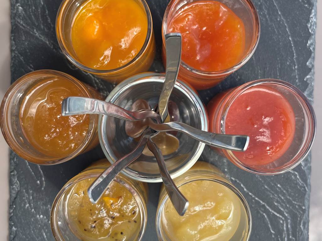 Confitures maison : goyavier, ananas, chouchou, mangue, papaye, kiwi ...  Nos fruits de saison dès le petit-déjeuner  !