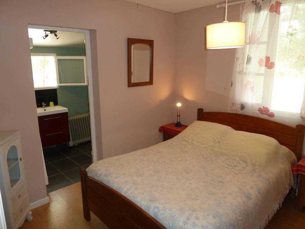 la chambe et salle de bains ensuite du gîte