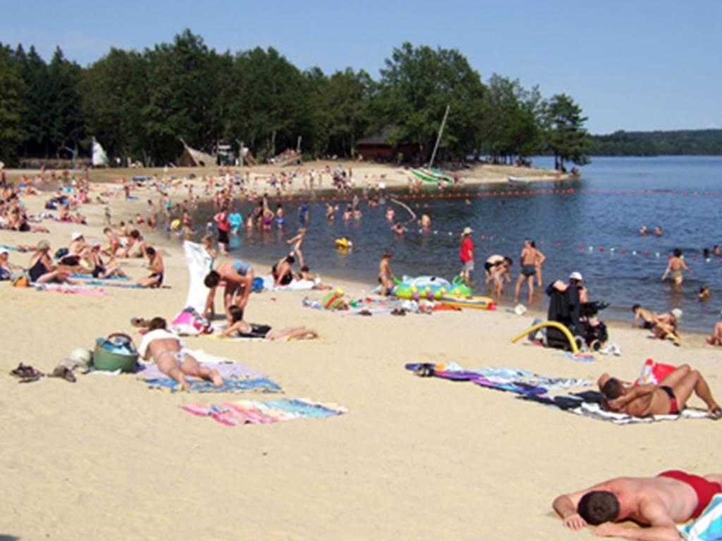 LAC DE VASSIVIERE AUPHELLE PLAGE