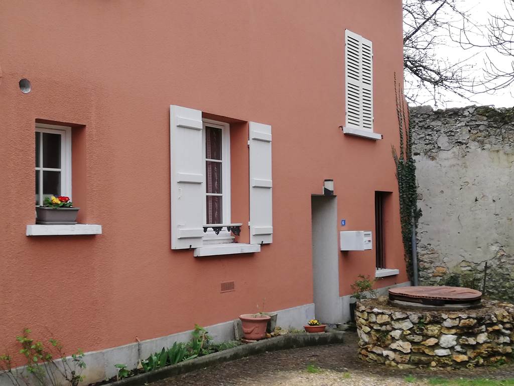 Place de parking côté cour