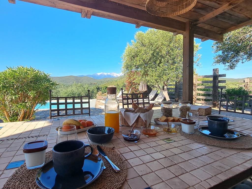 Petit-déjeuner face au Canigou