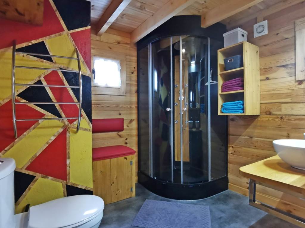 Salle d'eau avec cabine de douche, doubles vasques, sèche-serviettes, WC