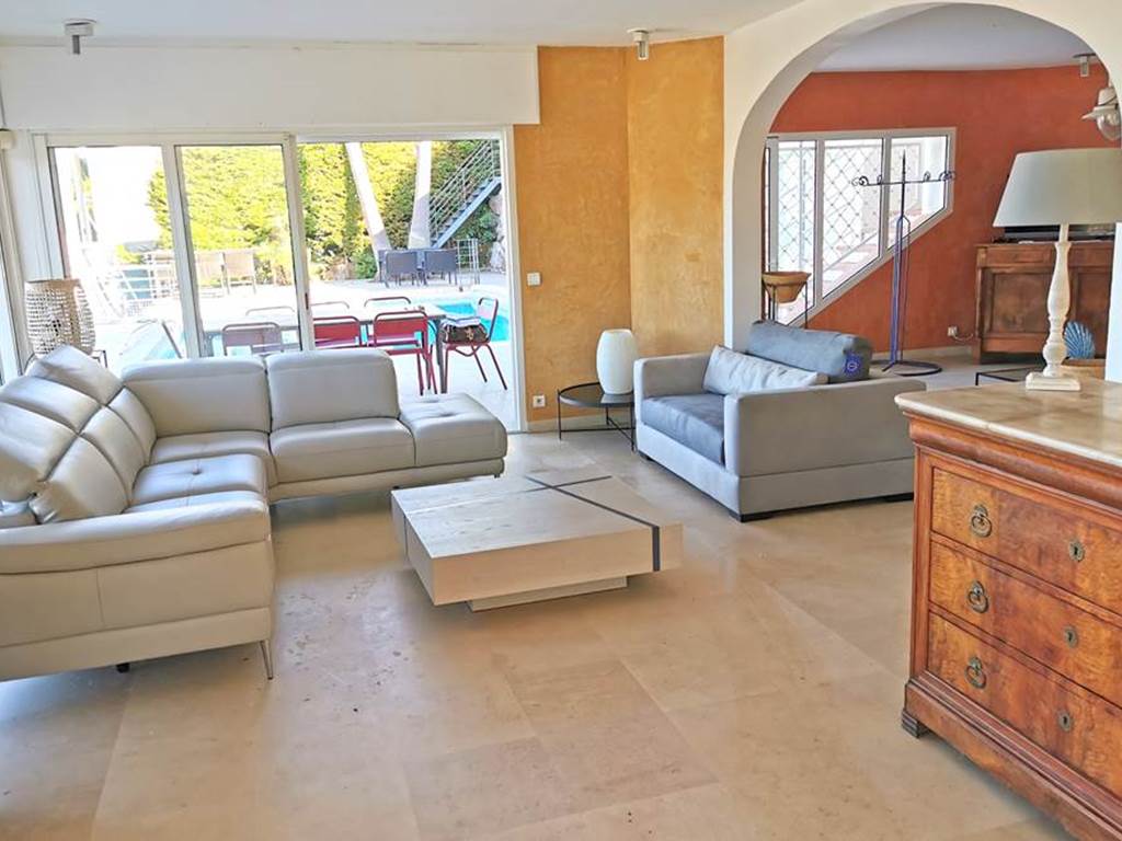 Salon contemporain à Super Cannes