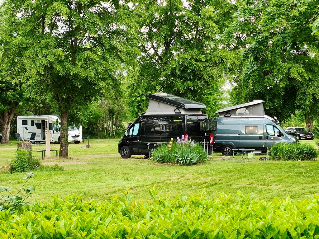 bourogne-tourisme-campingcar-atypique-original-rivière-tournus-eaunes-cluny-solutré-vignes-vignobles-macon-vélo-randonnée-prochedelyon-france-saoneetloire-famille-avecenfants-allinclusive-messeugne-savignysurgrosnes-cathédrales-brancion-pleinair-camping-restaurant-patrimoine-activités-gastronomie-vins-châteaux-randonnée-convivialité-jeuxpourenfants-animations-bistrot-chaleureux-menu-restauration-cuisinefrançaise-bourguignon-vacances-convivialité-71-voiebleu-voieverte