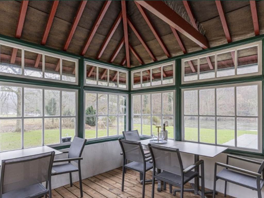 Serre met uitzicht op de rivier - Véranda avec vue sur rivière - Veranda mit Blick auf den Fluss - Veranda with river view