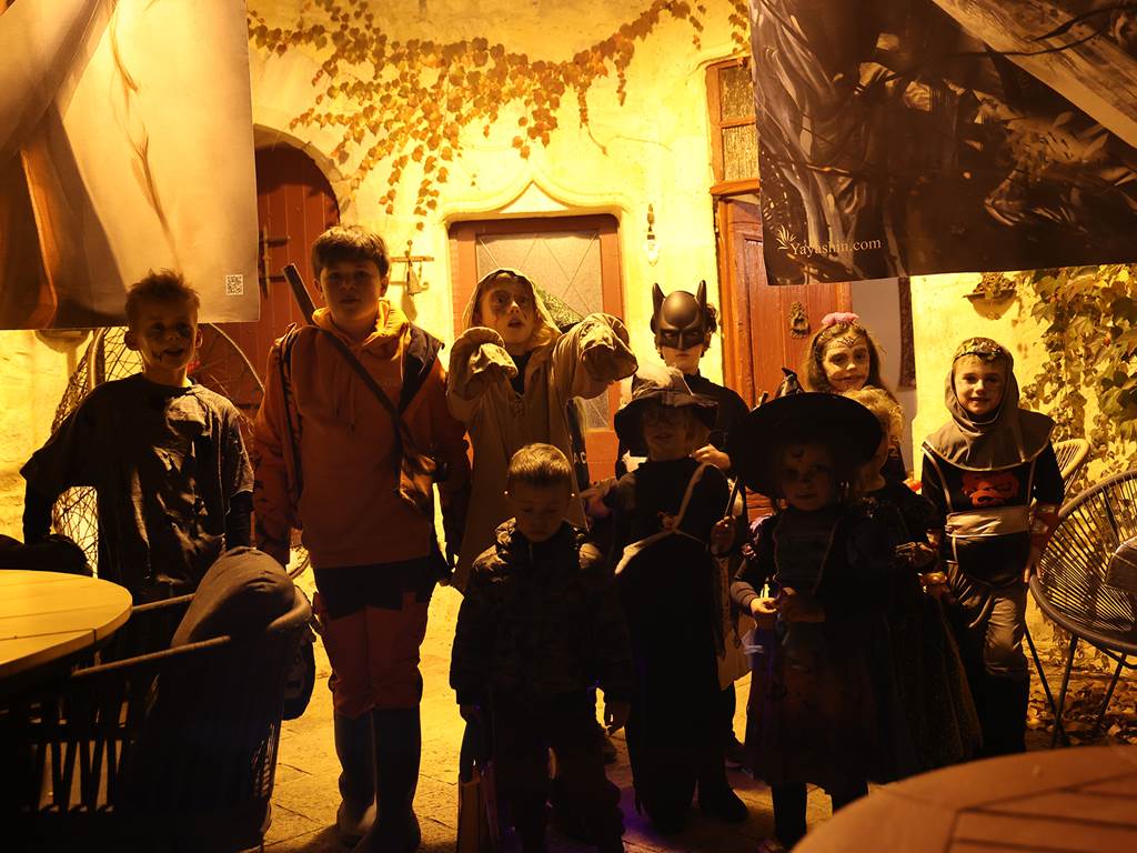 Soirée jeux au Château de Saint-Chamarand : vivez une expérience immersive unique dans l'ambiance chaleureuse de nos salons historiques.
