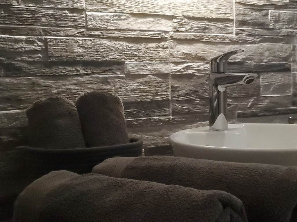 salle-de-bain-confort-douche-peignoirs