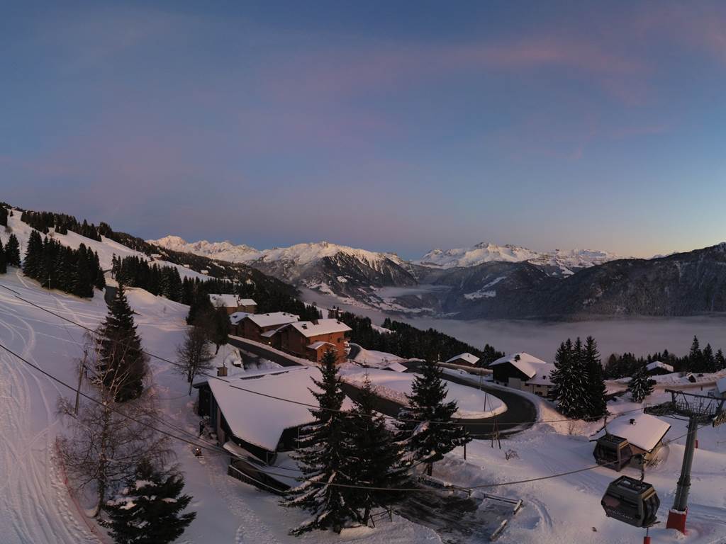 Vue arrière et chalet de Bisanne au premier plan